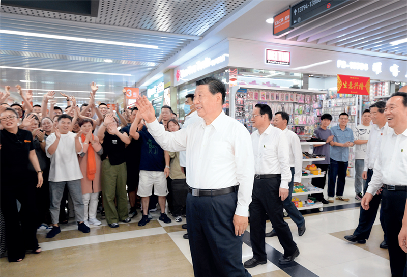 2023年9月20日至21日,中共中央总书记、国家主席、中央军委主席习近平在浙江考察。这是20日上午,习近平在义乌国际商贸城考察时,同商户亲切交流。 新华社记者 李学仁/摄