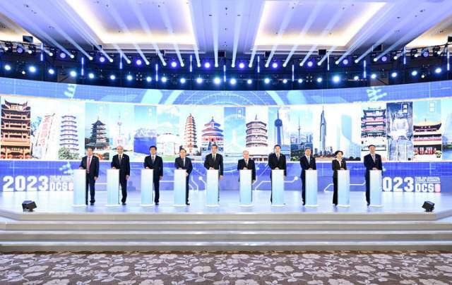 4月27日,在第六届数字中国建设峰会开幕式上,嘉宾共同启动2023年全民数字素养与技能提升月。新华社记者 姜克红 摄 4月27日,在第六届数字中国建设峰会开幕式上,嘉宾共同启动2023年全民数字素养与技能提升月。新华社记者 姜克红 摄