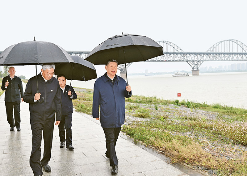 2023年10月10日至13日,中共中央总书记、国家主席、中央军委主席习近平在江西考察。这是10日下午,习近平在长江国家文化公园九江城区段考察时,冒雨沿江堤步行察看沿岸风貌。 新华社记者 谢环驰/摄
